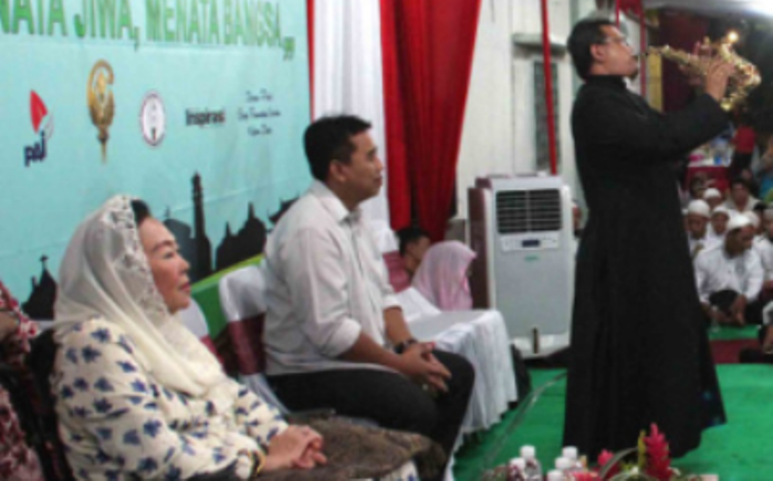 Saat Isteri Gusdur Sahur Bersama Umat Katolik, Suster dan Pastor
