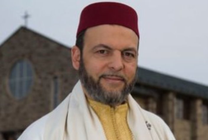 Imam Masjid Ini Bantu Perbaiki Gereja Katolik yang Rusak