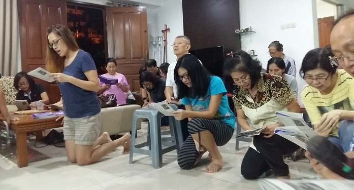 Hujan, Jalan Salib Unik di Paroki  St Andreas Jakarta,  Dialihkan ke  dalam Rumah