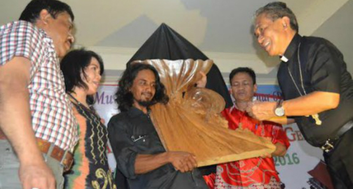 Joned: Menyulap Akar dan Batang Pohon Jadi Benda Rohani