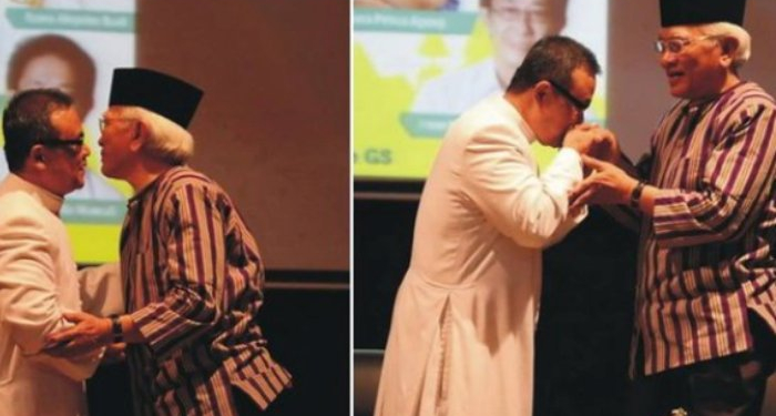 Saat Romo Mencium Tangan Kiai