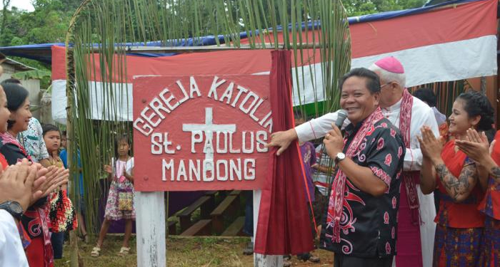 Uskup dan Bupati Sanggau-Kalbar, Resmikan Gereja  Stasi Mandong