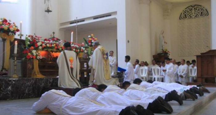 Tujuh Imam Baru Ditahbiskan di Manado
