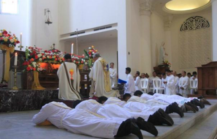 Tujuh Imam Baru Ditahbiskan di Manado