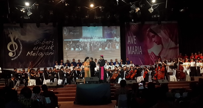 Dukung Renovasi Gua Maria, Mgr Yuwono Nyanyi di Konser Amal