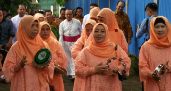 Saat Uskup Suharyo Disambut Ibu-ibu Berjilbab