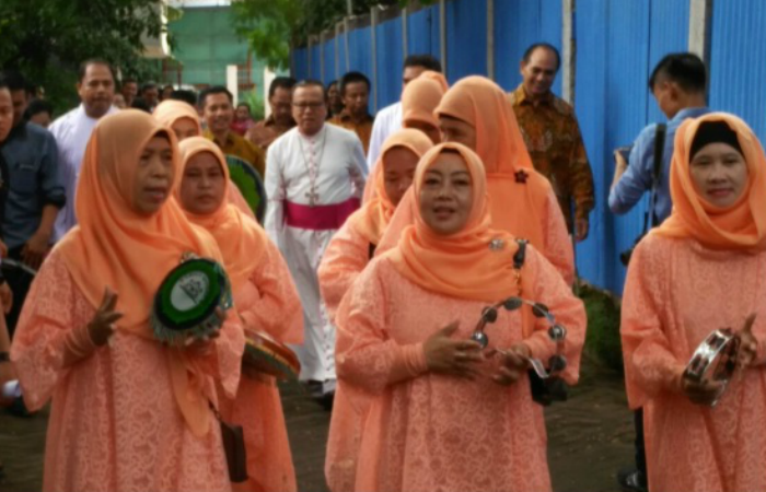 Saat Uskup Suharyo Disambut Ibu-ibu Berjilbab