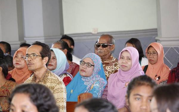 Ibu-Ibu Berjilbab Ikut Upcara Pentabisan di Seminari Tinggi Ledalero