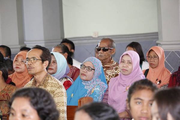 Ibu-Ibu Berjilbab Ikut Upcara Pentabisan di Seminari Tinggi Ledalero