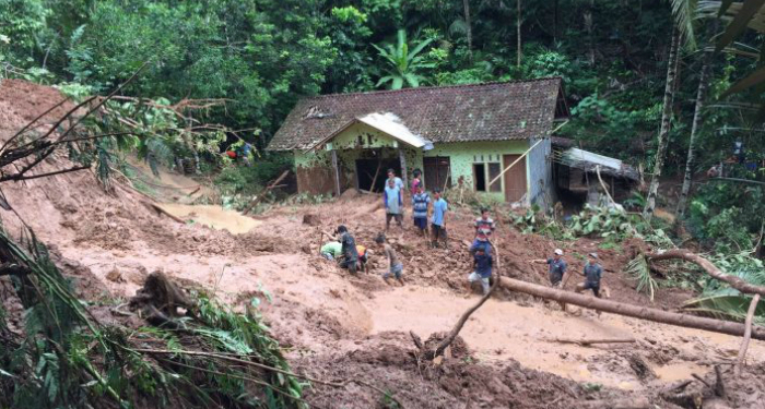 9 Anggota Keluarga Terkubur Longsor, Pastor Ini Berduka