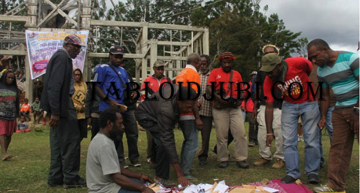Lanjut Bangun Gereja Pugima, Umat Buka Bazaar