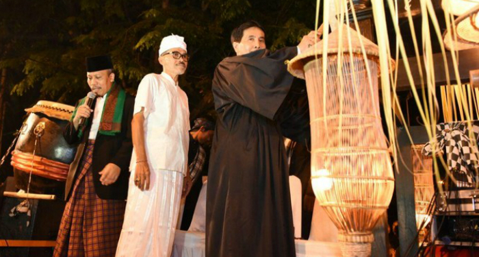 Pastor dan Pendeta Tabuh Bedug Iringi Takbir Seorang Ustad