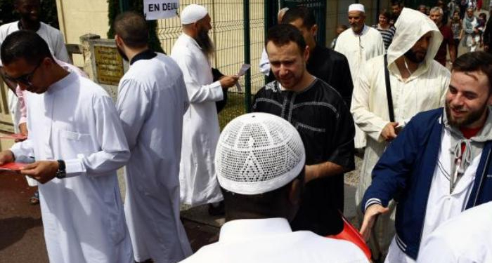 Umat Muslim Tunjukkan Solidaritas Pasca Pembunuhan Pastor oleh ISIS