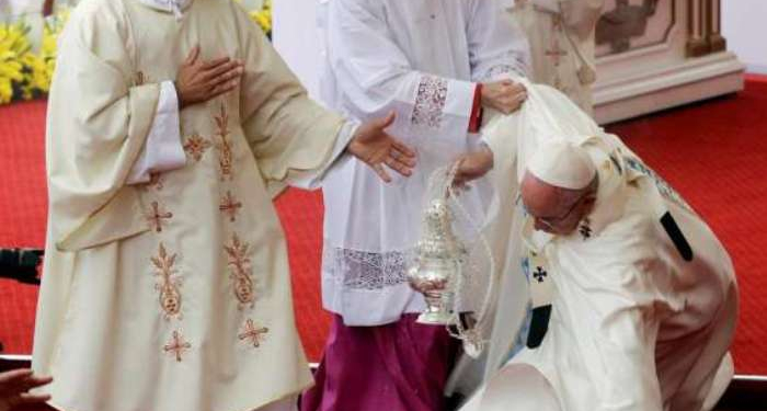 Paus Terjatuh Saat Sedang Memimpin Misa