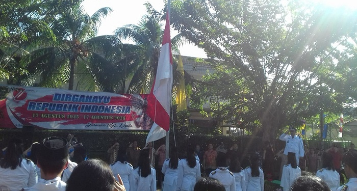 Lurah Kebon Jeruk Pimpin Upacara Bendera 17 Agustus di Halaman Gereja Maria Bunda Karmel, Jakarta Barat