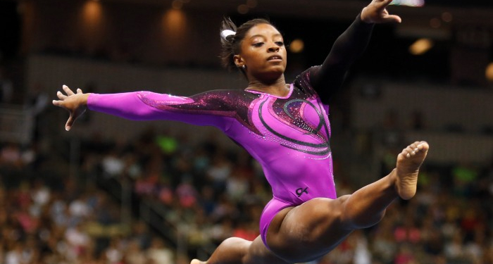 Simone Biles, Si Ratu Senam: Rosario Selalu Ada di Tas Saya