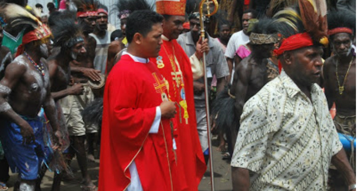 Uskup Timika Tahbiskan Dua Imam Baru