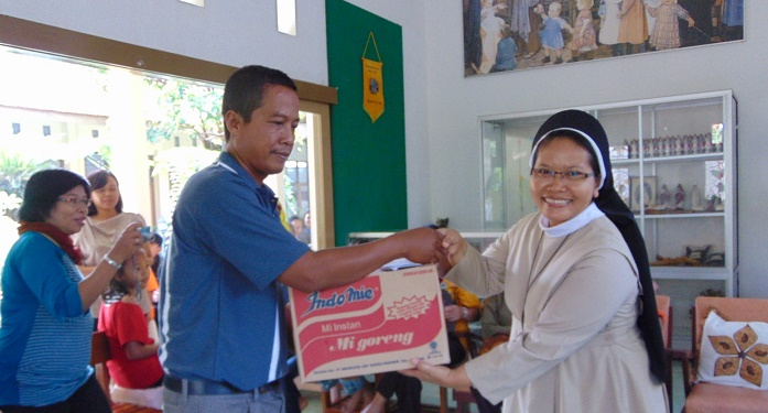 Pesta Nama Pelindung,  Umat Bernardus Kalitengah Kunjungi Panti Asuhan