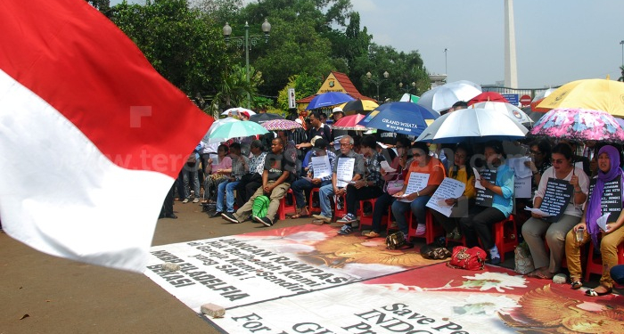 Negara Memaksa Kita Beragama, Tetapi Tidak Membolehkan Kita Beribadah