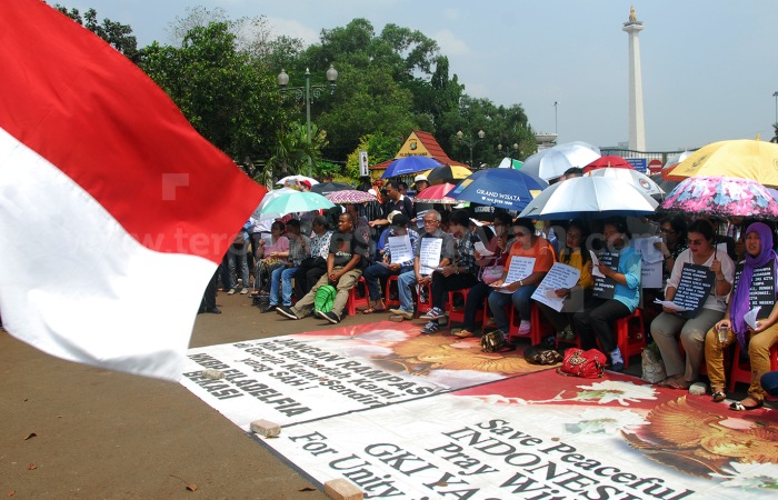 Negara Memaksa Kita Beragama, Tetapi Tidak Membolehkan Kita Beribadah