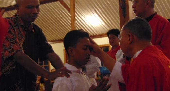 193 Umat Paroki Wedi Menerima Sakramen Krisma