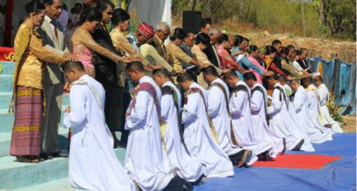 Uskup Agung Kupang Tahbiskan 13 Imam Baru