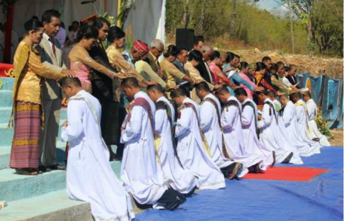 Uskup Agung Kupang Tahbiskan 13 Imam Baru