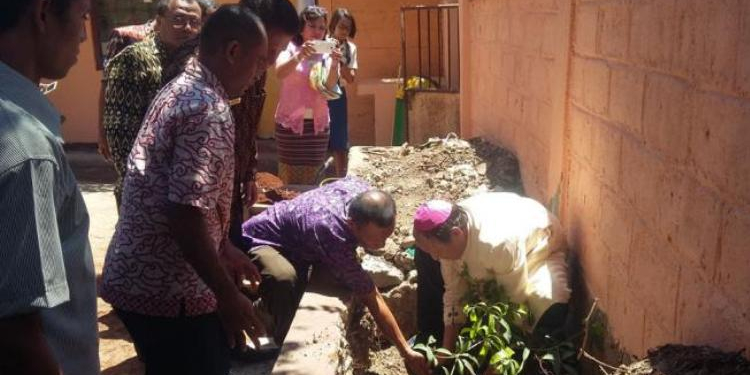 Dukung Penghijauan di Sekolah, Uskup Agung Kupang Tanam Pohon