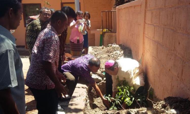 Dukung Penghijauan di Sekolah, Uskup Agung Kupang Tanam Pohon