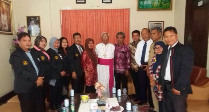 Uskup Agung Medan Sambut Hangat Orangtua Pelaku Bom di Gereja