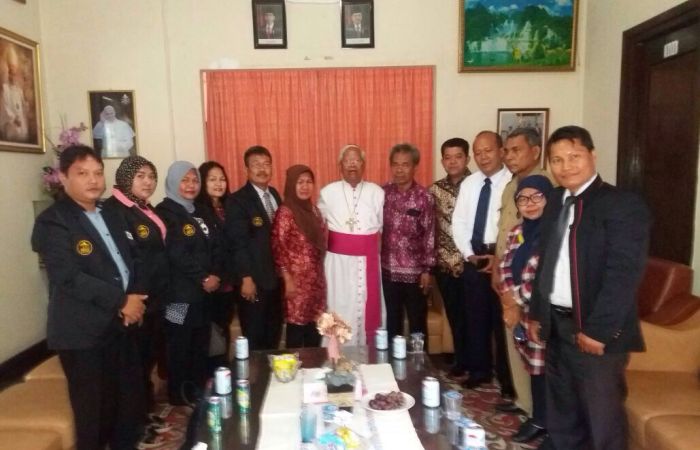 Uskup Agung Medan Sambut Hangat Orangtua Pelaku Bom di Gereja