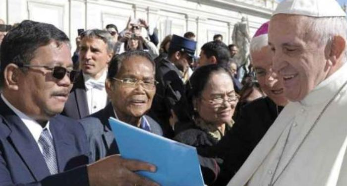 Bertemu Paus, Bupati Sekadau Beri Buku Terkait Pembinaan Rohani