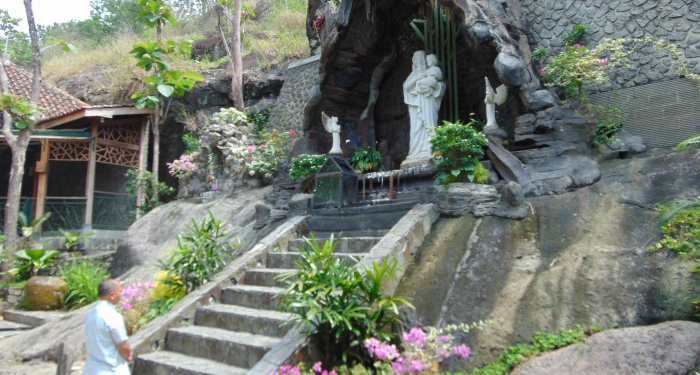 Dalam Keheningan di Gua Maria Giri Wening, Peziarah Merasakan Kedamaian