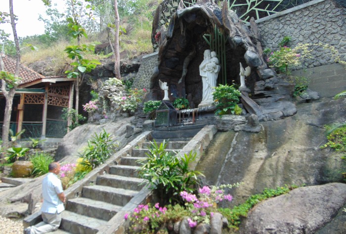 Dalam Keheningan di Gua Maria Giri Wening, Peziarah Merasakan Kedamaian