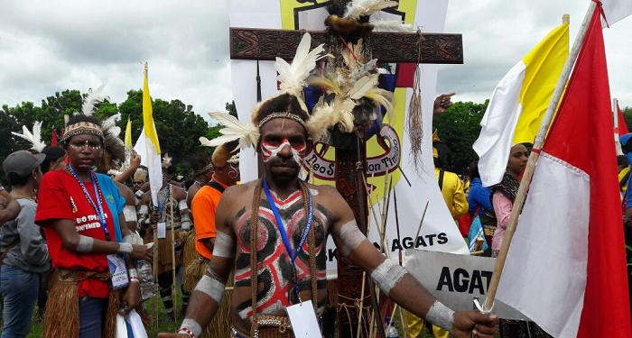 Bersiap-siap Untuk Perarakan Salib, OMK Tampil dengan Pakaian Khas