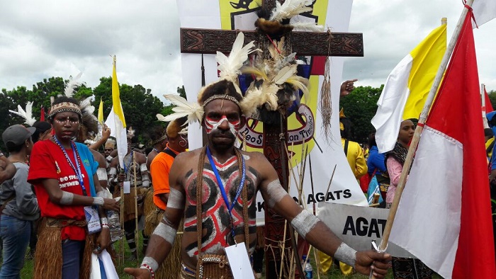 Bersiap-siap Untuk Perarakan Salib, OMK Tampil dengan Pakaian Khas