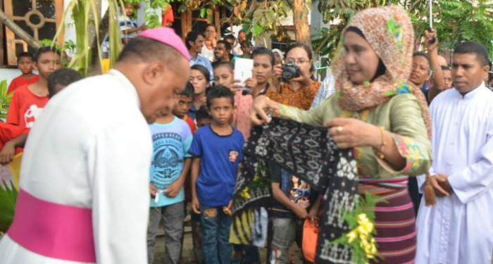 Umat Muslim dan Protestan Hadiri Pemberkatan Sebuah Gereja Katolik di NTT