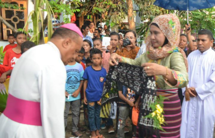 Umat Muslim dan Protestan Hadiri Pemberkatan Sebuah Gereja Katolik di NTT
