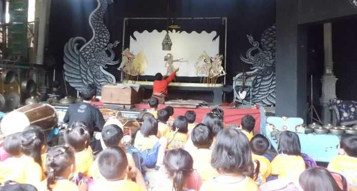 Isi Weekend, Anak PAUD Theresia Wedi Belajar Wayang