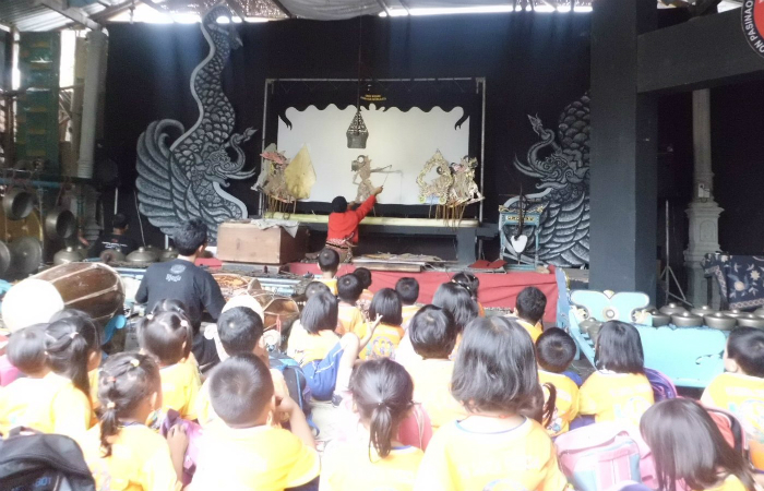 Isi Weekend, Anak PAUD Theresia Wedi Belajar Wayang