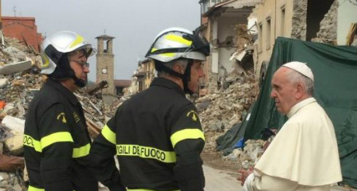 Paus Fransiskus Kunjungi Korban Gempa di Italia