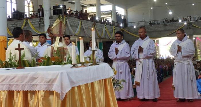 Enam Imam Baru Ordo Fransiskan Ditahbiskan di Ruteng