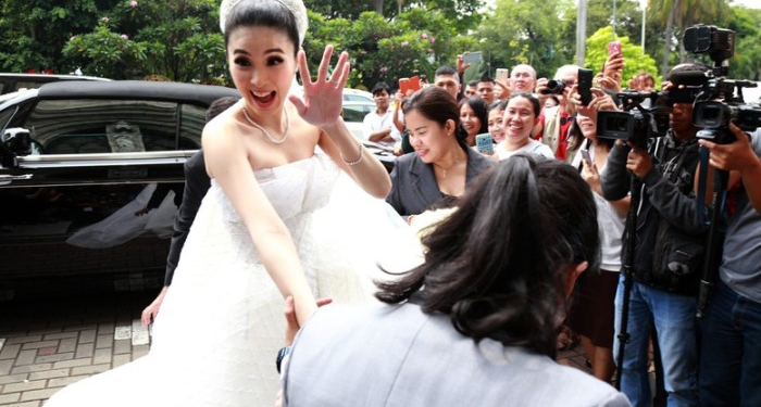 Ahok Hadiri Misa Nikah Artis Sandra Dewi di Katedral Jakarta