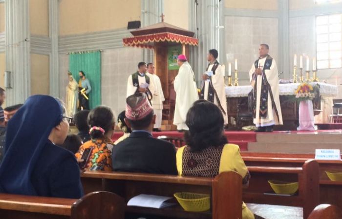 Uskup Ruteng Tahbiskan Tiga Imam Baru