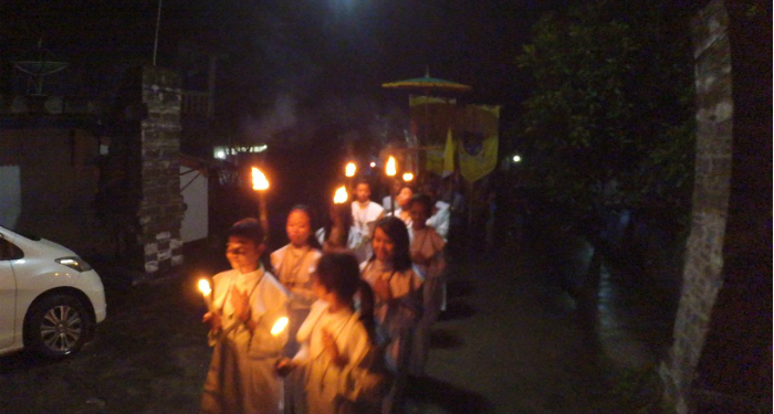 300 Umat Paroki Wedi Ikuti Prosesi Cahaya dalam Perarakan Salib AYD