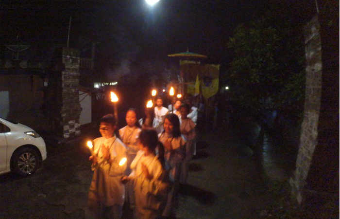 300 Umat Paroki Wedi Ikuti Prosesi Cahaya dalam Perarakan Salib AYD