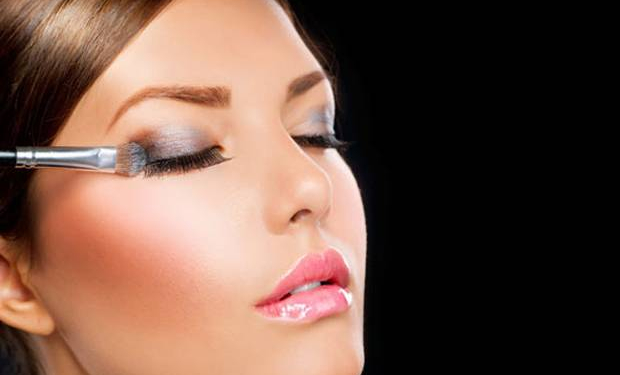 Ingin Tampil Cantik Saat Natal? Bisa Ikuti Tips Make Up Ini