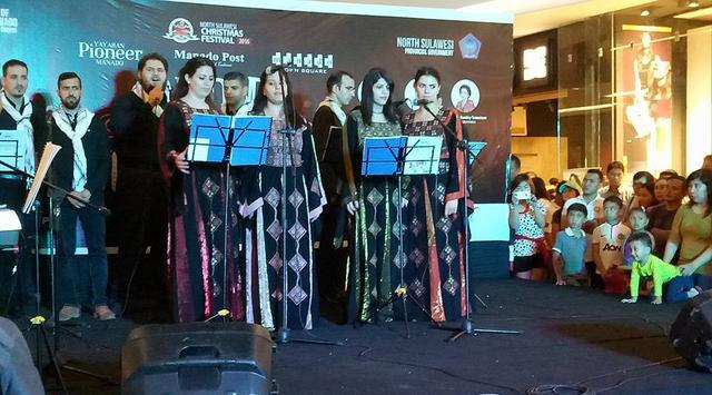 Alunan Lagu Natal Bahasa Arab Menarik Perhatian Warga Manado