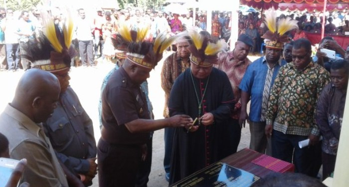 Uskup Manokwari-Sorong Resmikan Gereja Baru di Distrik Aifat