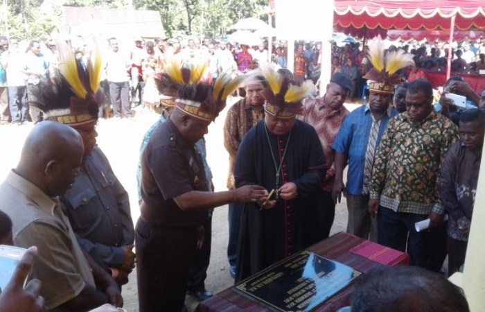 Uskup Manokwari-Sorong Resmikan Gereja Baru di Distrik Aifat